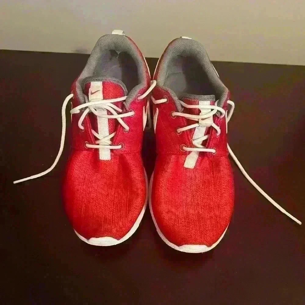 Nike youth kids size 6y Roshe  in red and gray with white. OSU buckeyes, Christm